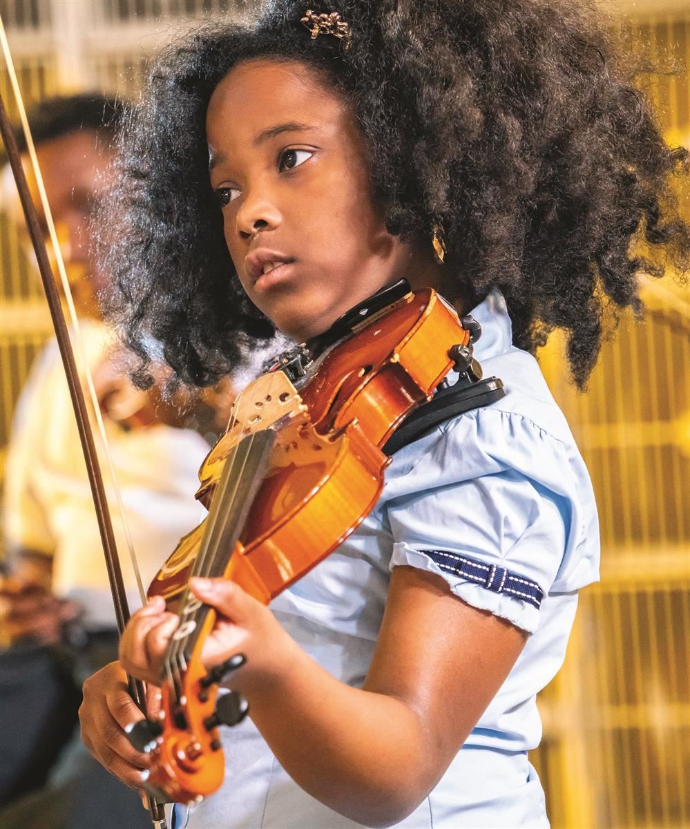 girl playing violin 